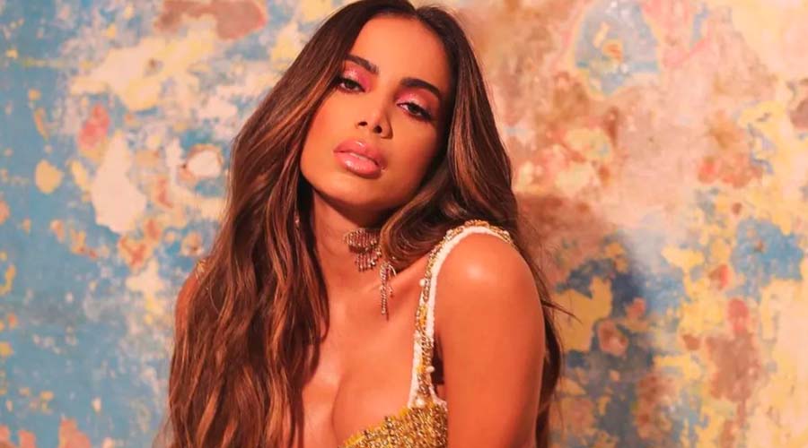 Anitta vuelve por Navidad al barrio donde nació y entrega juguetes a niños necesitados