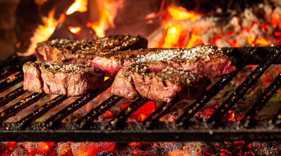 Menos carne roja y más longevidad: la recomendación de un oncólogo de 97 años